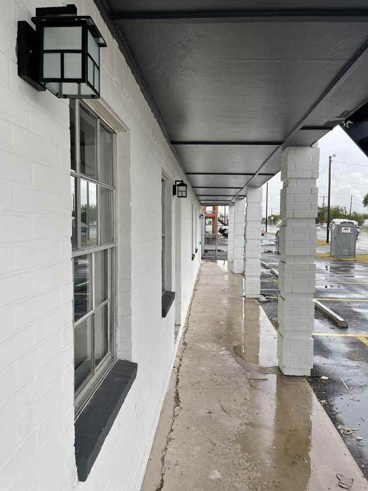 912 Athol Street - Photo 3 of 9