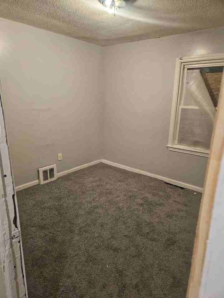 18558 Riverview St - Photo 2 of 26