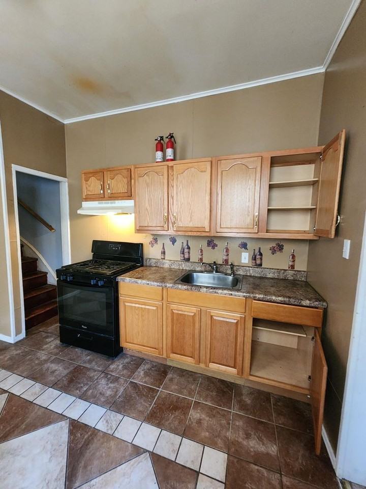 1516 Perkiomen Avenue - Photo 3 of 8