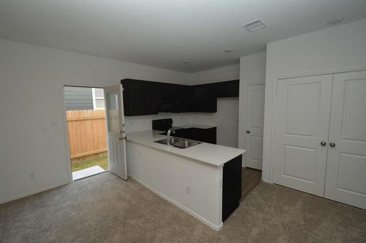 1106 Minnow Ln - Photo 3 of 18