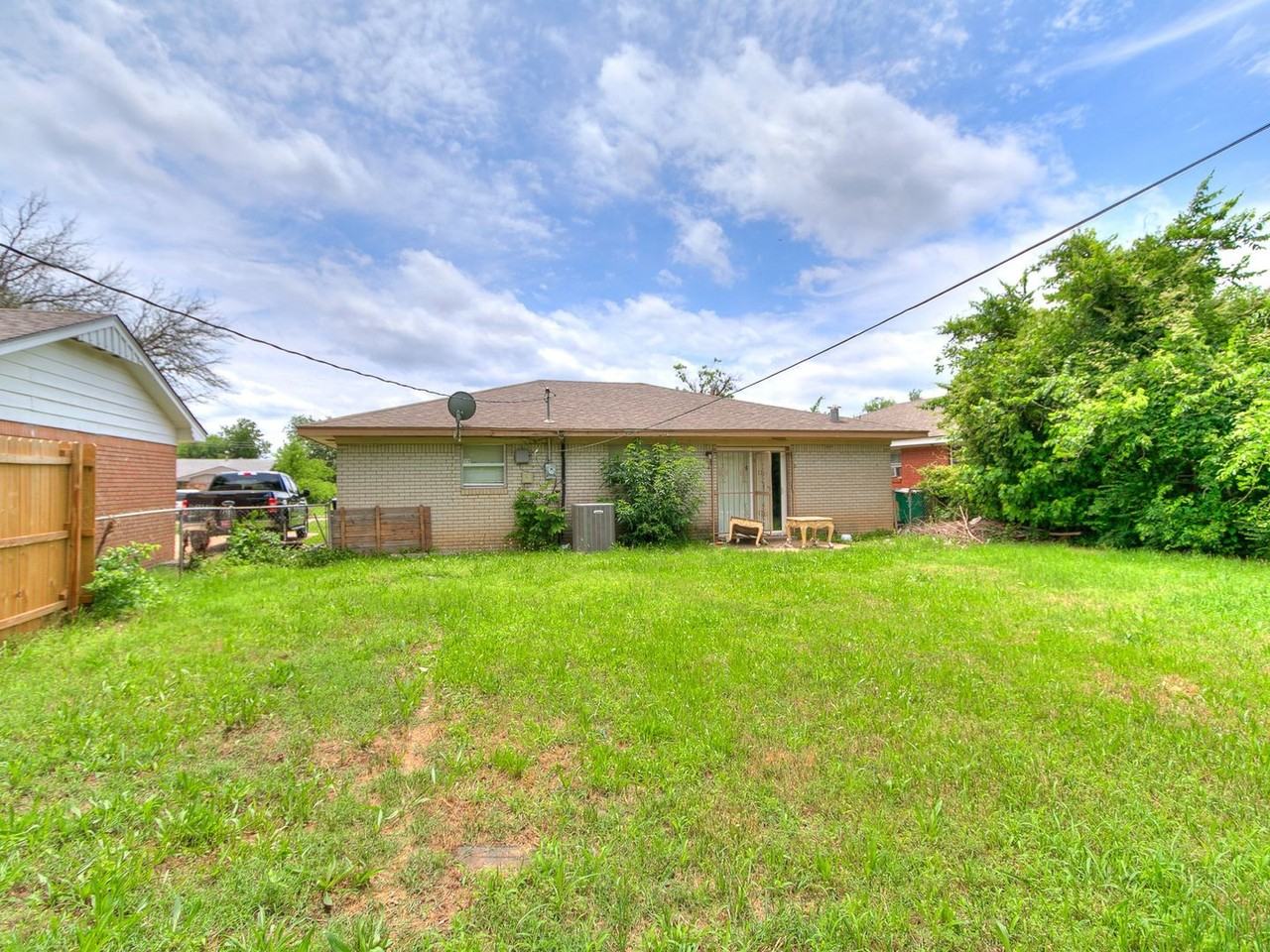 213 Nw 82nd St - Photo 3 of 7