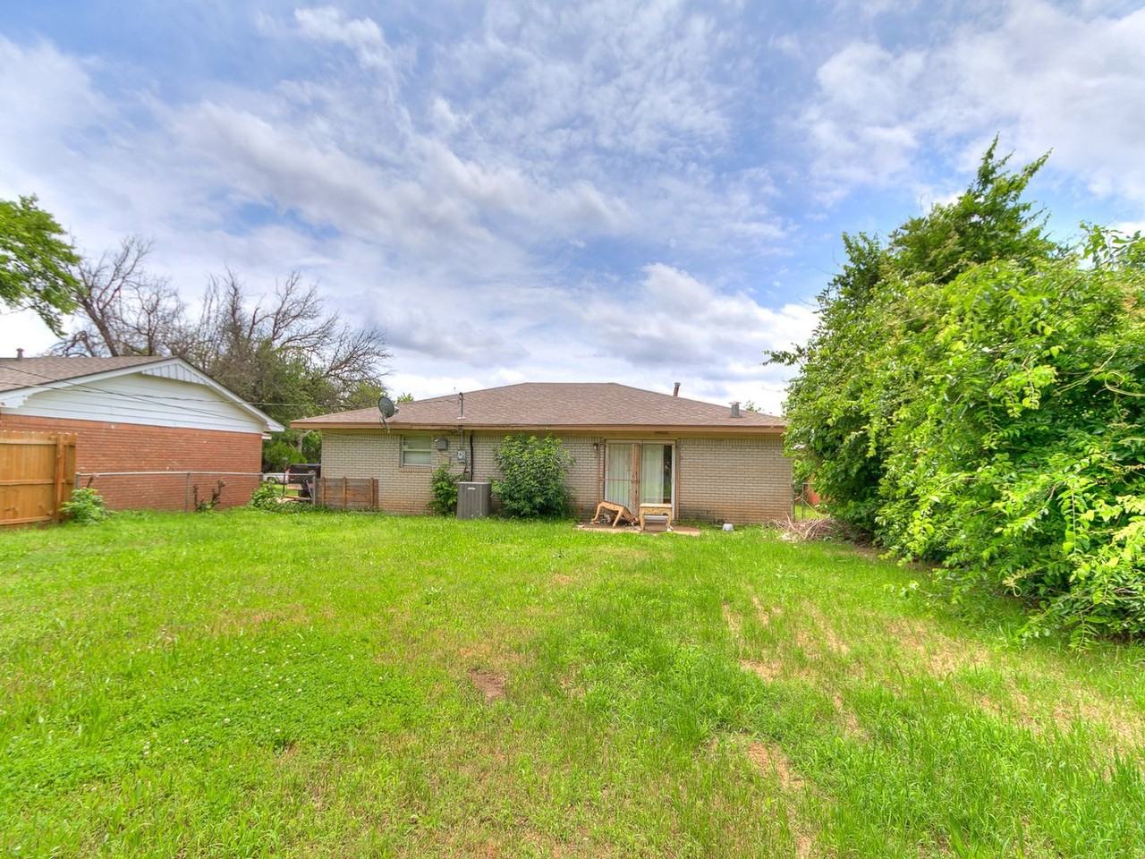 213 Nw 82nd St - Photo 4 of 7