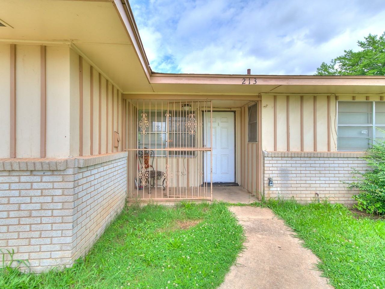 213 Nw 82nd St - Photo 5 of 7