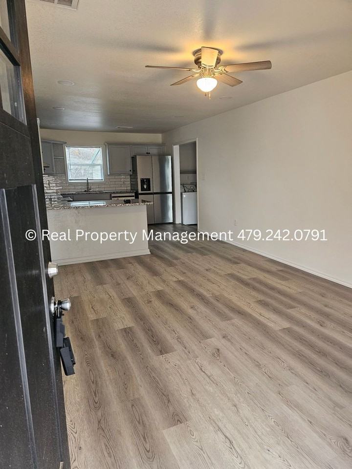 407 Hemlock Street - Photo 2 of 15