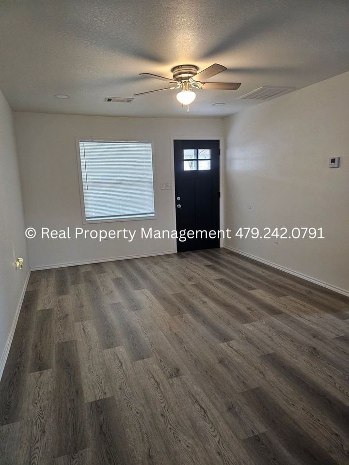 407 Hemlock Street - Photo 3 of 15