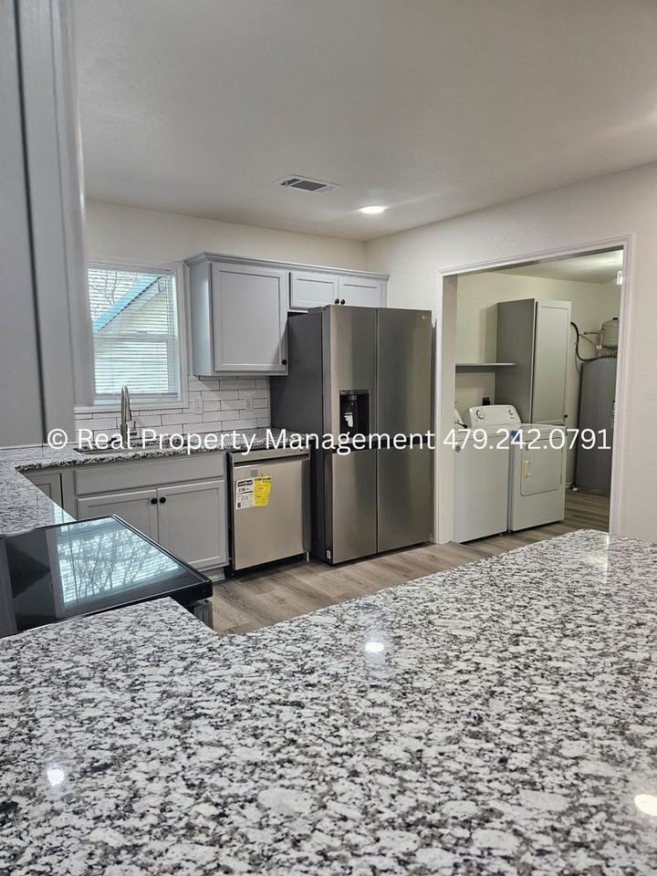 407 Hemlock Street - Photo 5 of 15