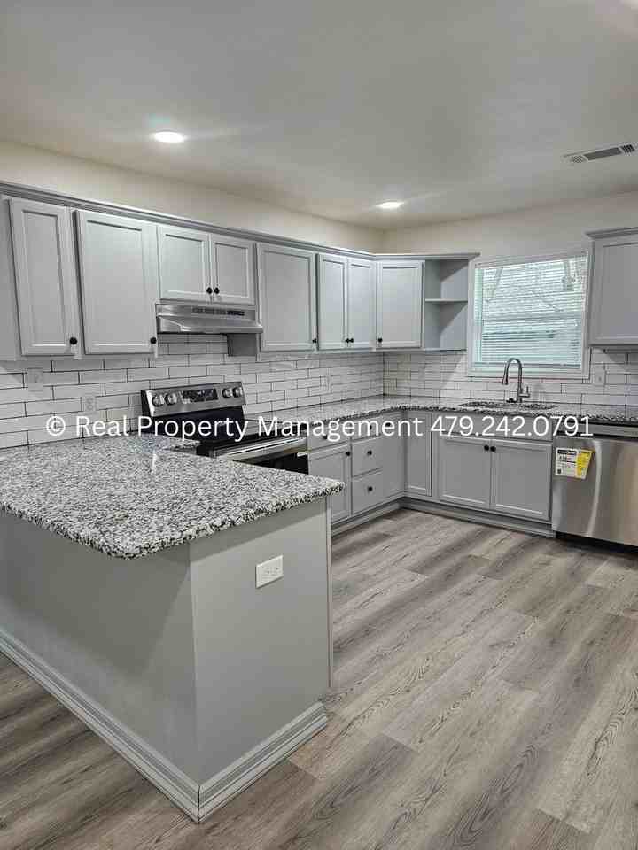 407 Hemlock Street - Photo 6 of 15