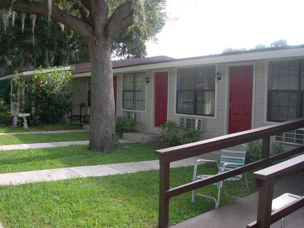 Oakwood Manor Apartments - Photo 6 of 16