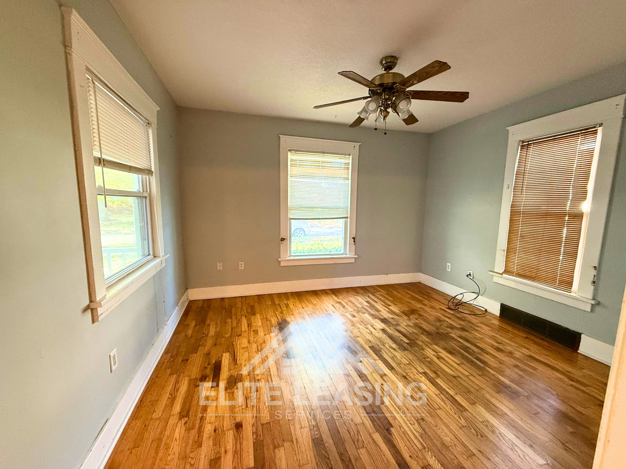 1242 Sw Wayne Ave - Photo 4 of 11