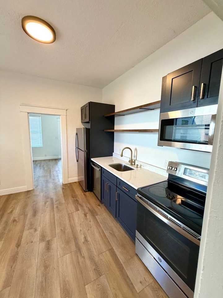 3004 N Jefferson St - Photo 2 of 9