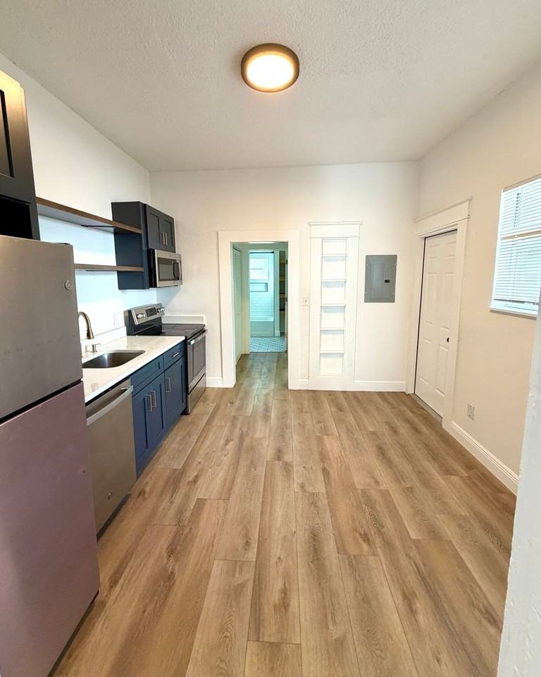 3004 N Jefferson St - Photo 3 of 9