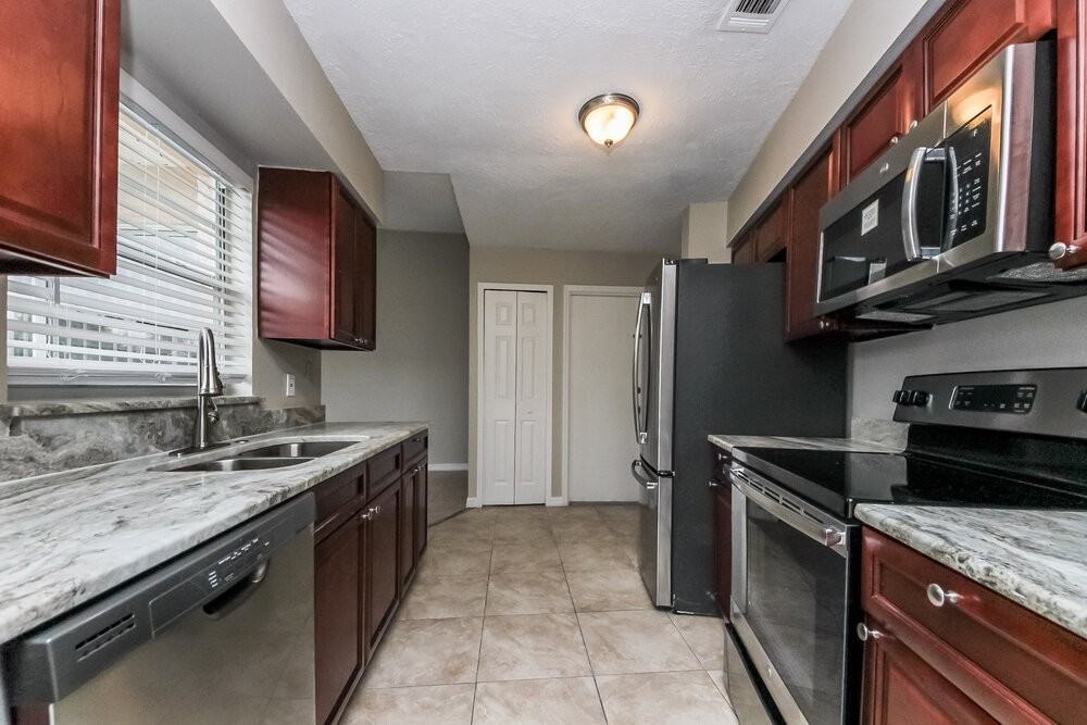 212 Great Yarmouth Court - Photo 4 of 15