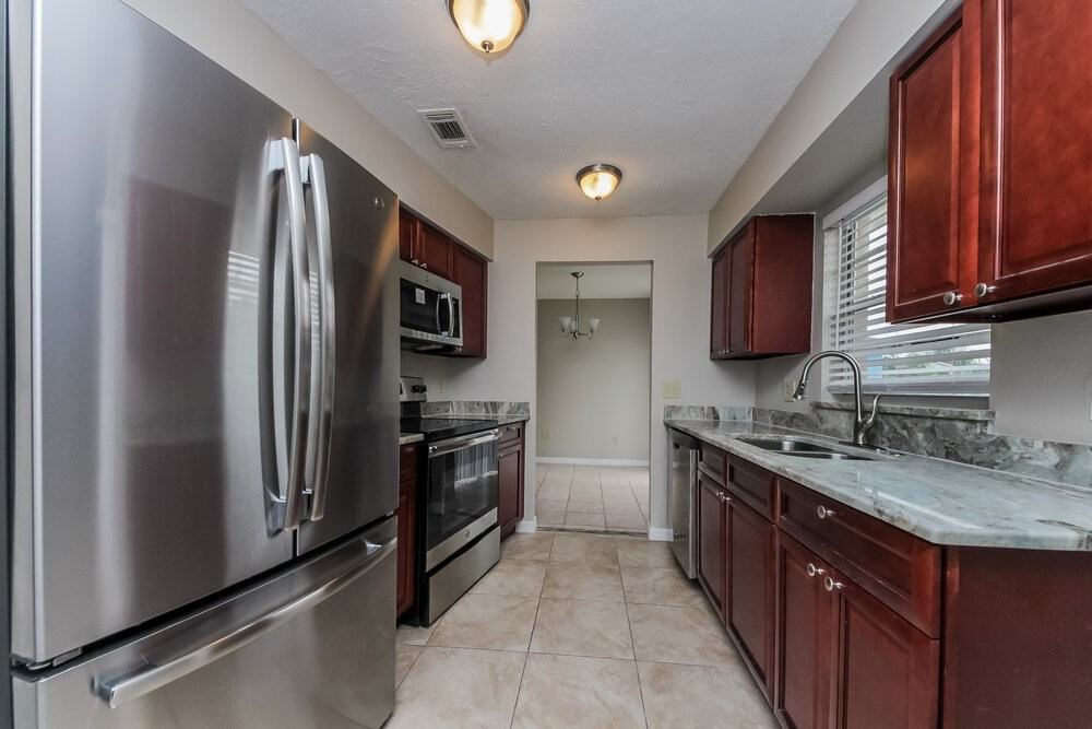 212 Great Yarmouth Court - Photo 5 of 15