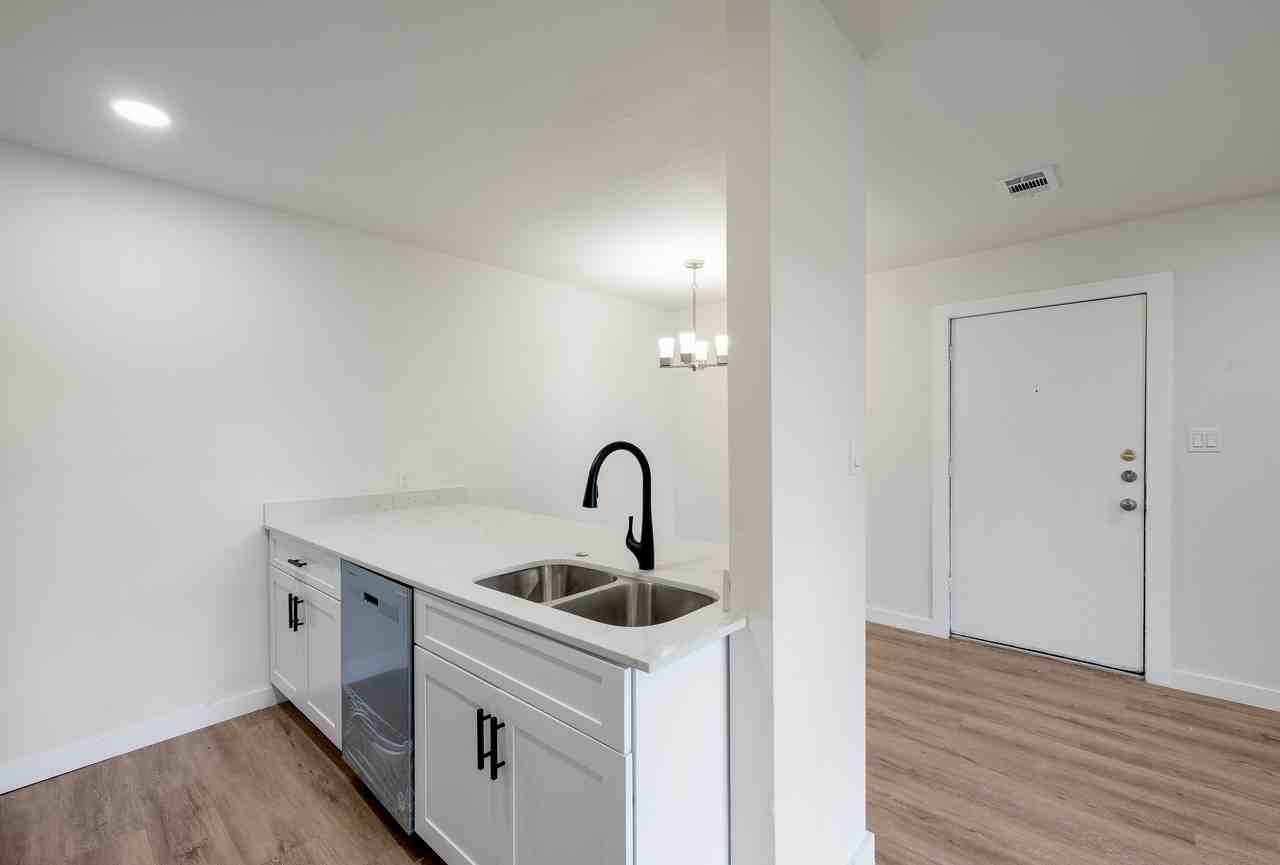 340 Montclair Street - Photo 6 of 10