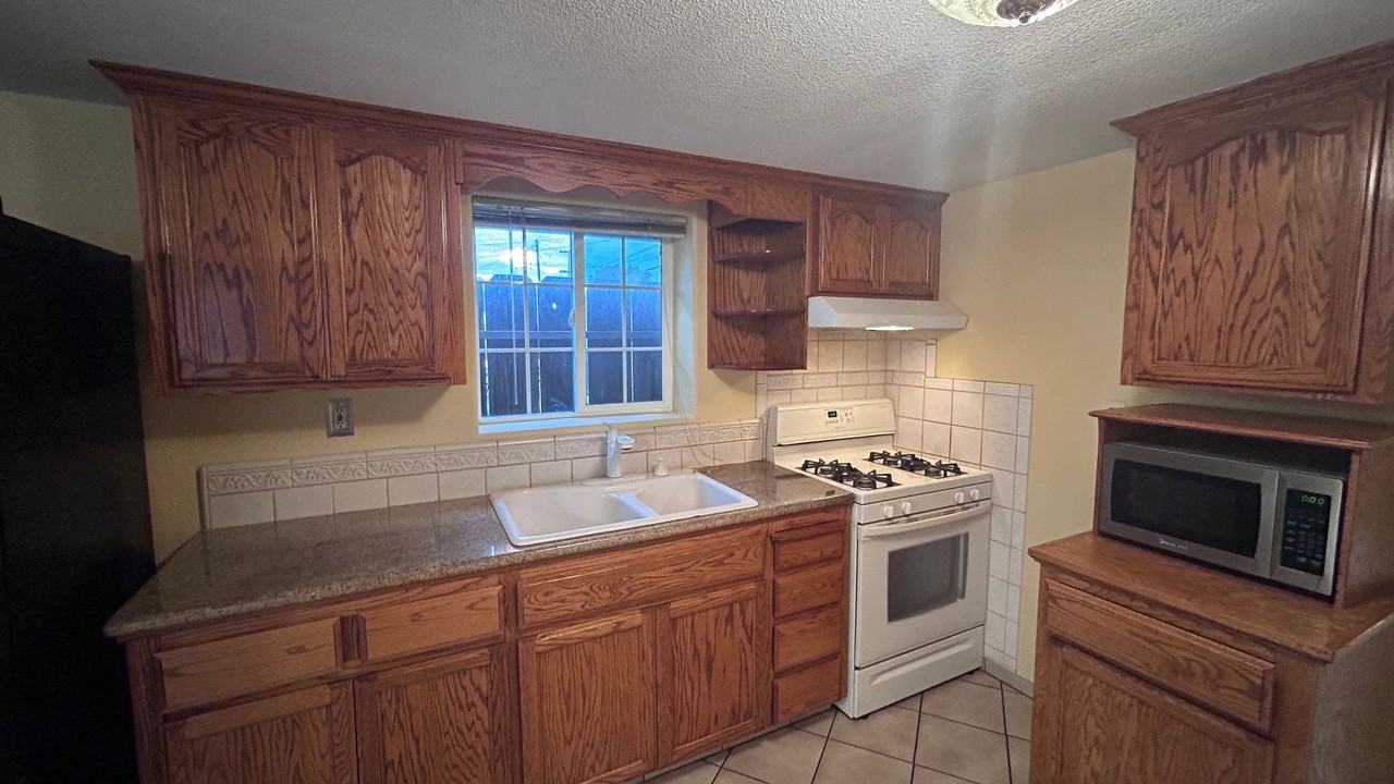 1404 1/2 Teresa St - Photo 3 of 20