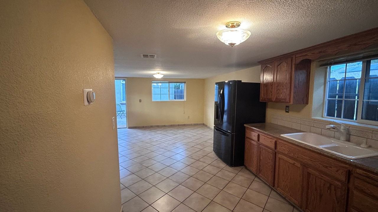 1404 1/2 Teresa St - Photo 5 of 20