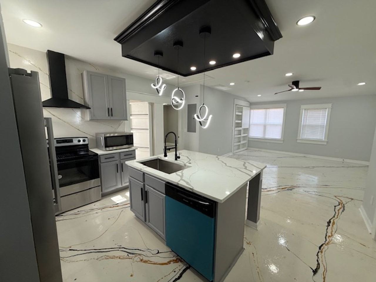 2526 Center St Nw - Photo 4 of 16