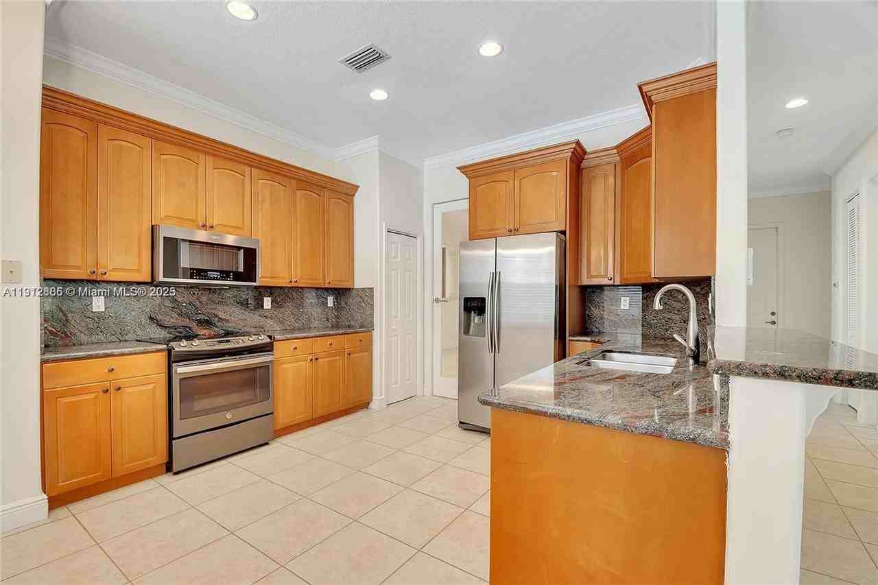 17117 Southwest 82nd Court - Photo 4 of 30