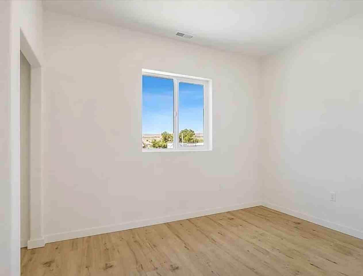 427 2nd Avenue Southeast - Photo 7 of 14