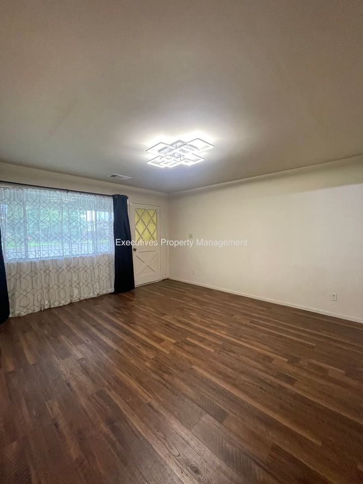 7126 Louise Ave - Photo 2 of 11