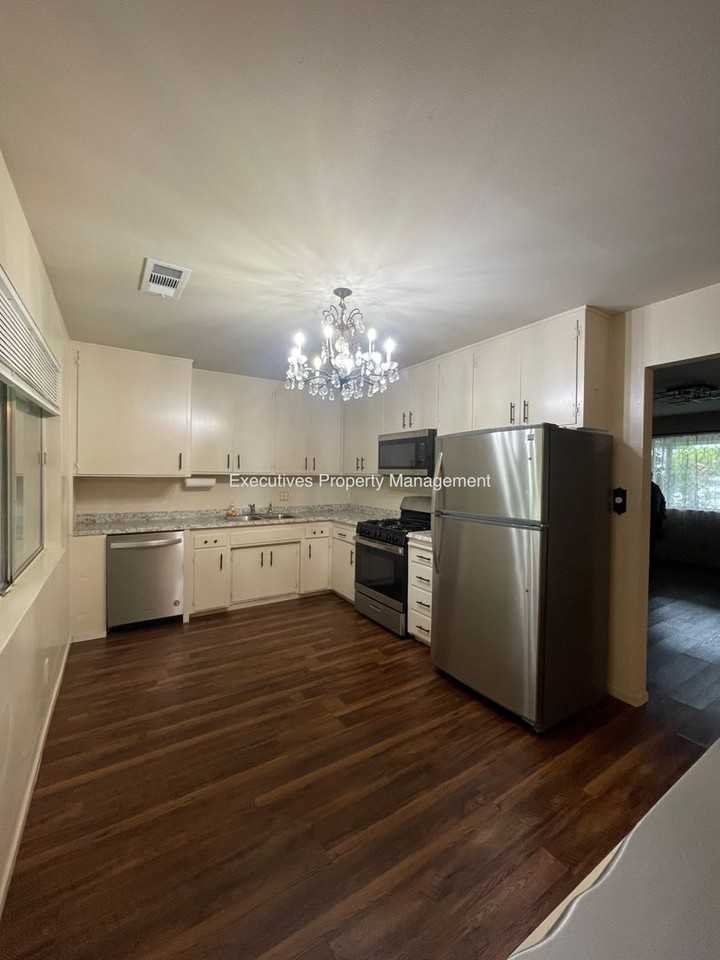 7126 Louise Ave - Photo 3 of 11