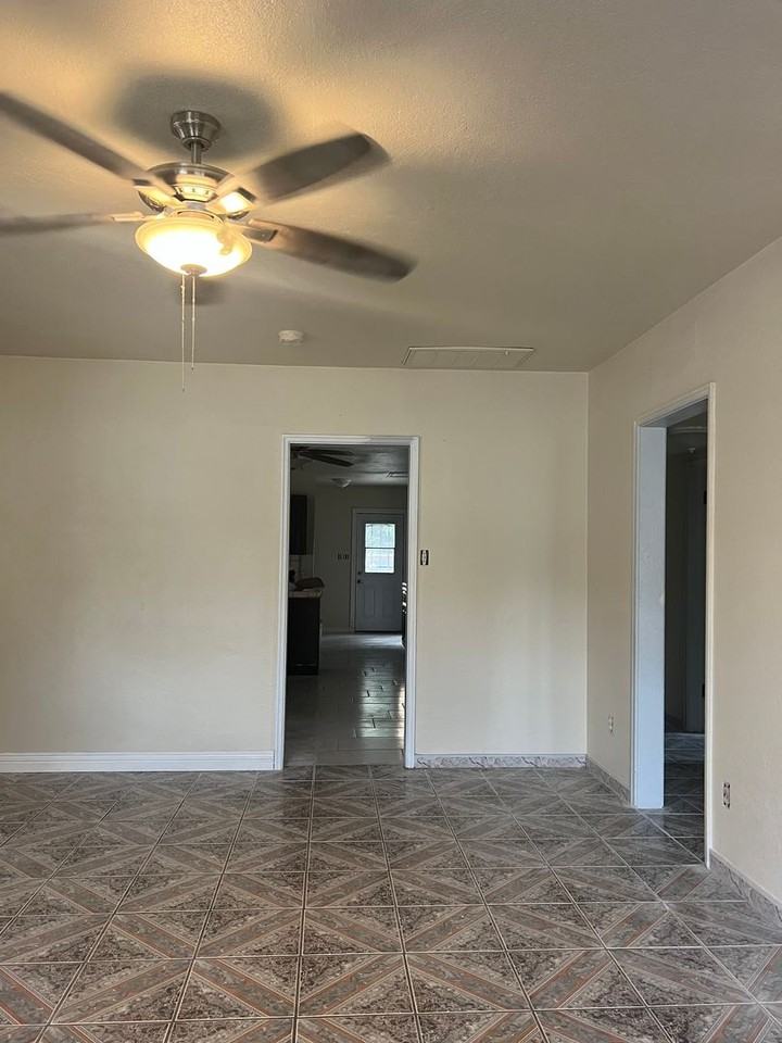 463 Faber St - Photo 2 of 9