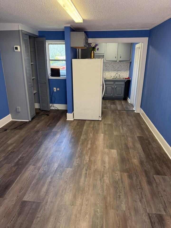 4229-4231  Norwich Street Ext. - Photo 4 of 8