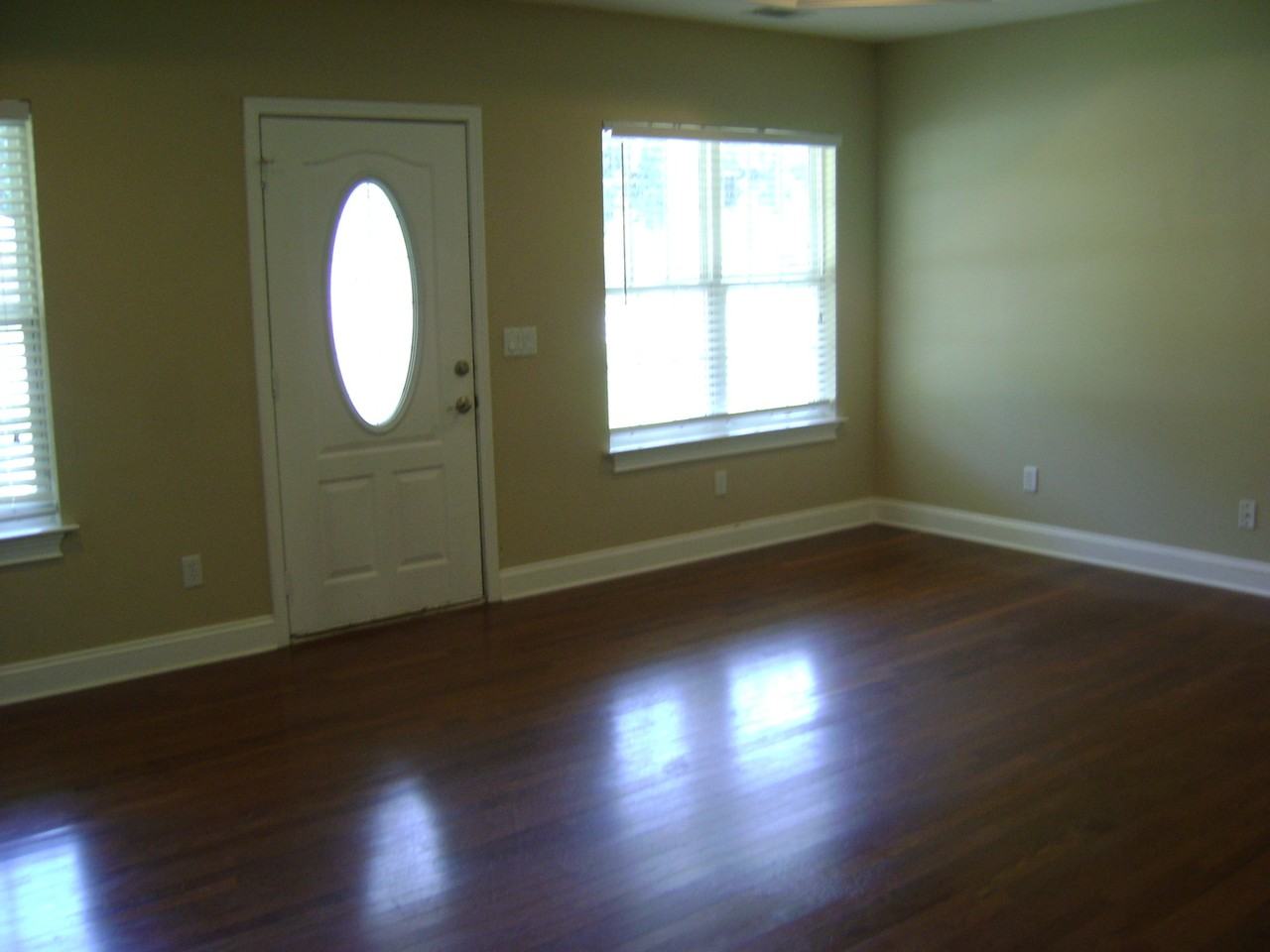 115 Live Oak Street - Photo 3 of 8