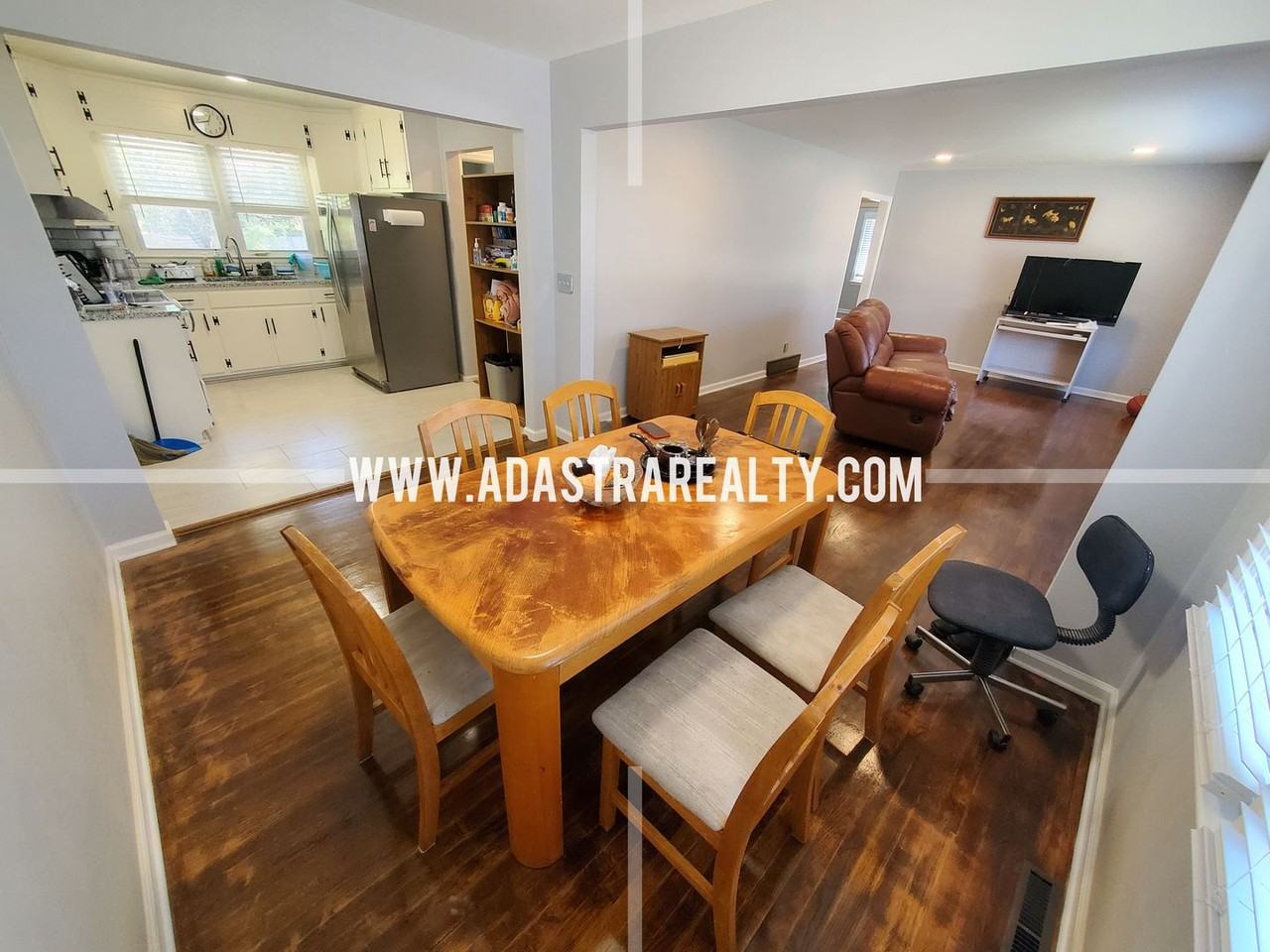 8607 Riggs St - Photo 5 of 30