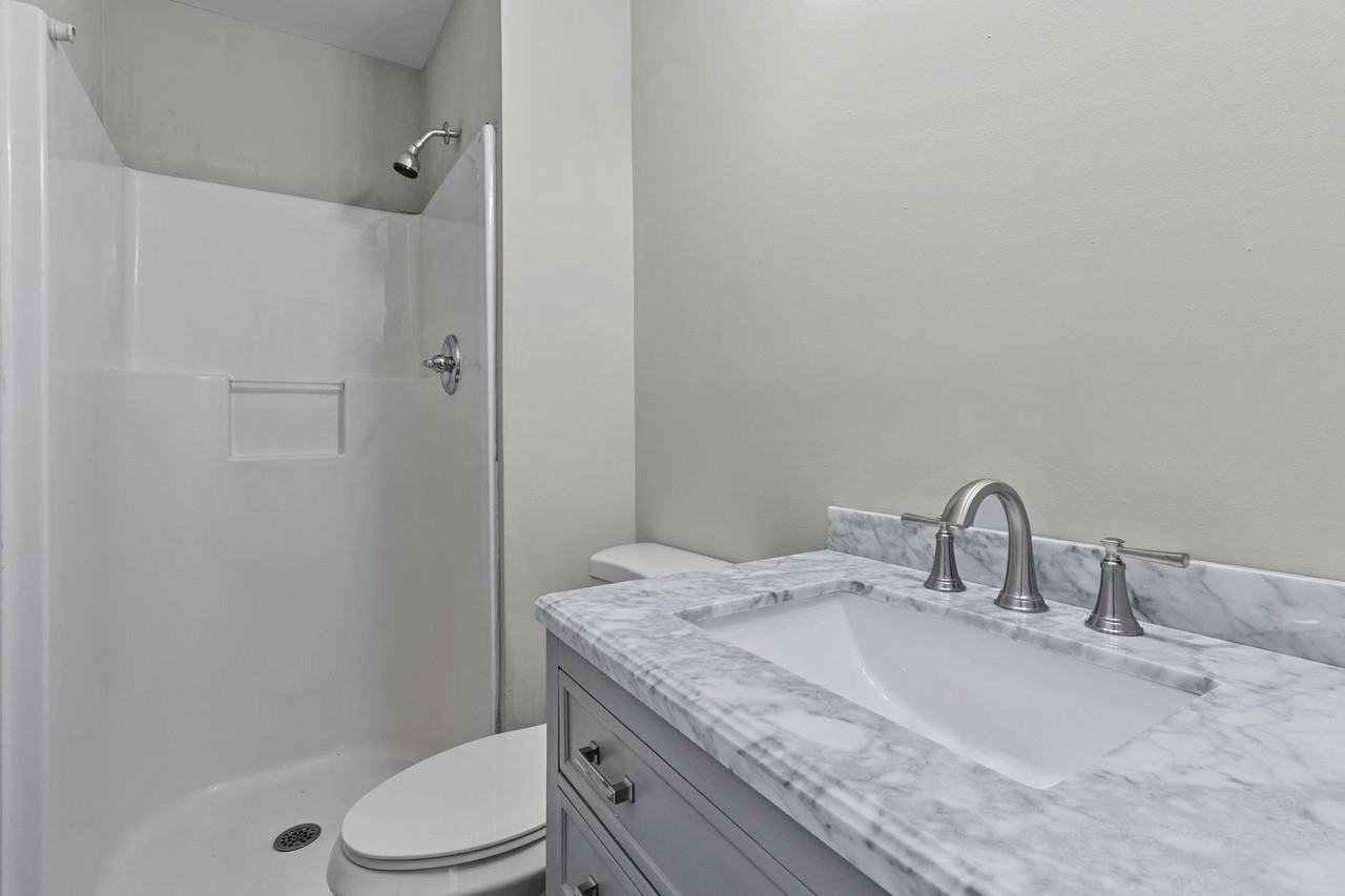 102 Southwood Cir - Photo 2 of 8