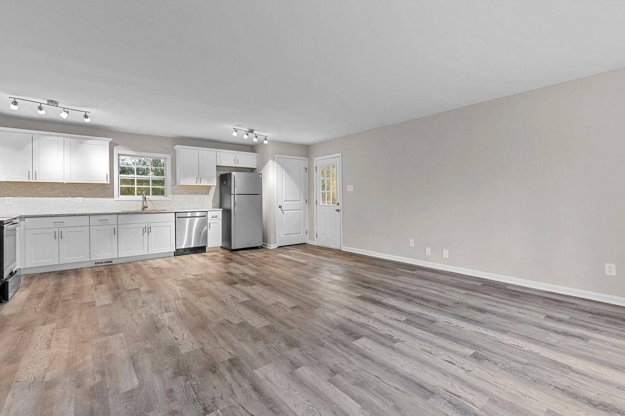 102 Southwood Cir - Photo 5 of 8