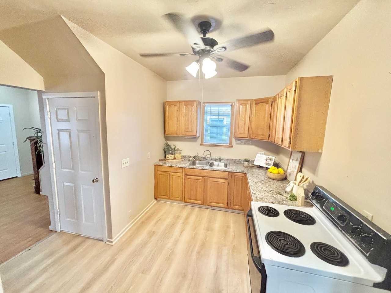 127 Devonshire Court - Photo 2 of 21