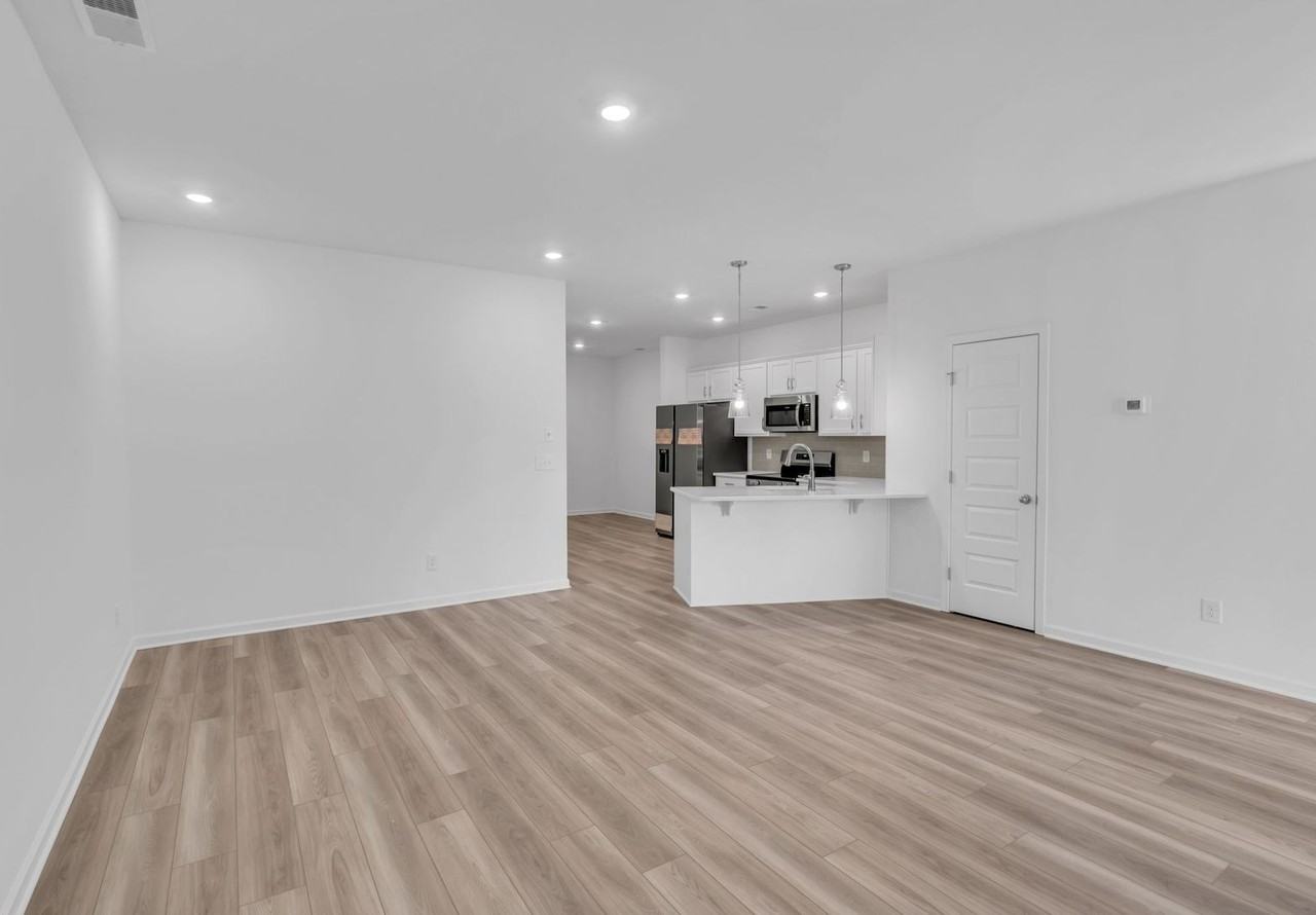 719 Coburg Pvt St - Photo 5 of 30