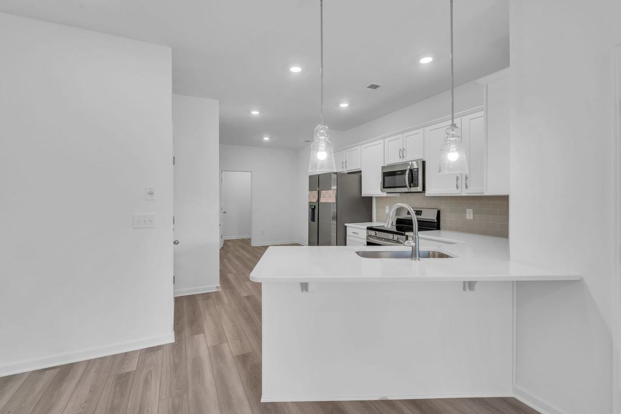 719 Coburg Pvt St - Photo 6 of 30