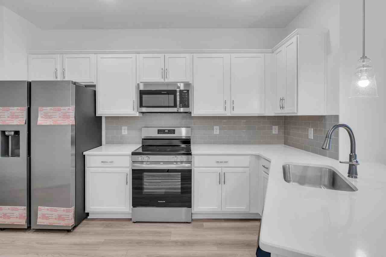 719 Coburg Pvt St - Photo 7 of 30