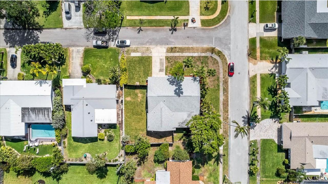 484 Greenway Avenue - Photo 3 of 35