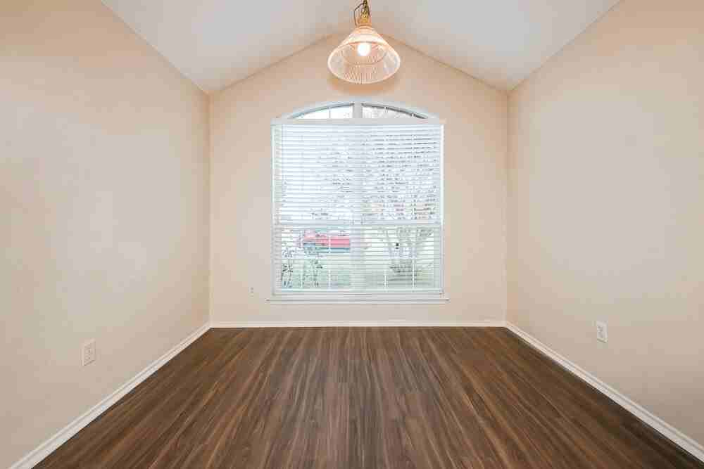 1011 Caliente Dr - Photo 6 of 18