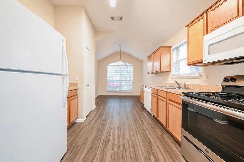 1011 Caliente Dr - Photo 7 of 18