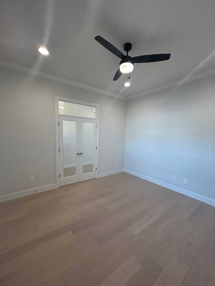 2401 Salmon St - Photo 5 of 34