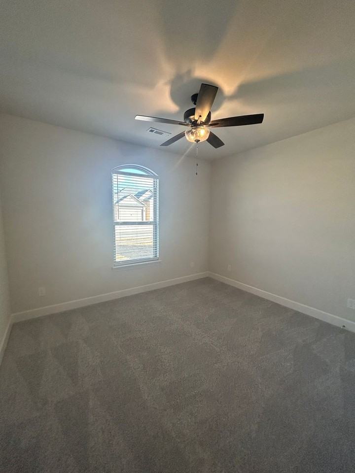 2401 Salmon St - Photo 6 of 34