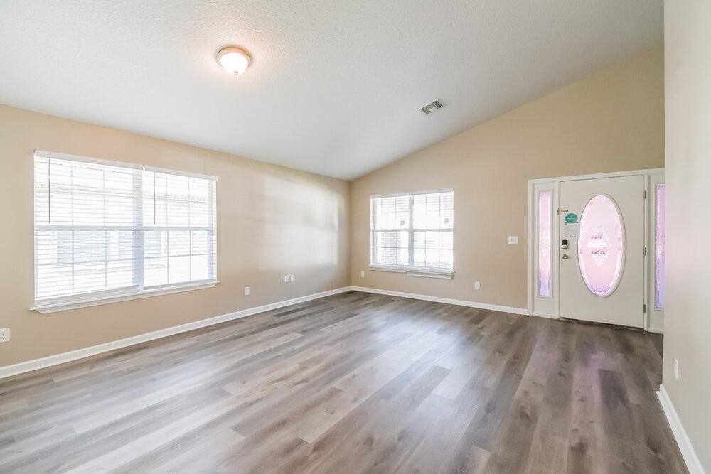 6248 Ironside Dr N - Photo 3 of 17