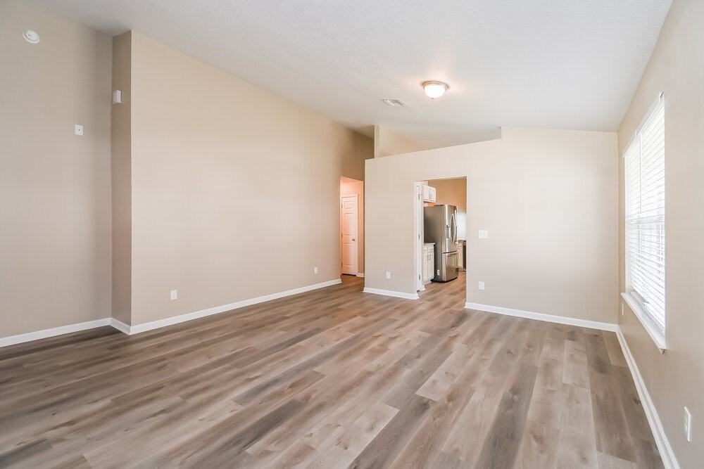 6248 Ironside Dr N - Photo 4 of 17