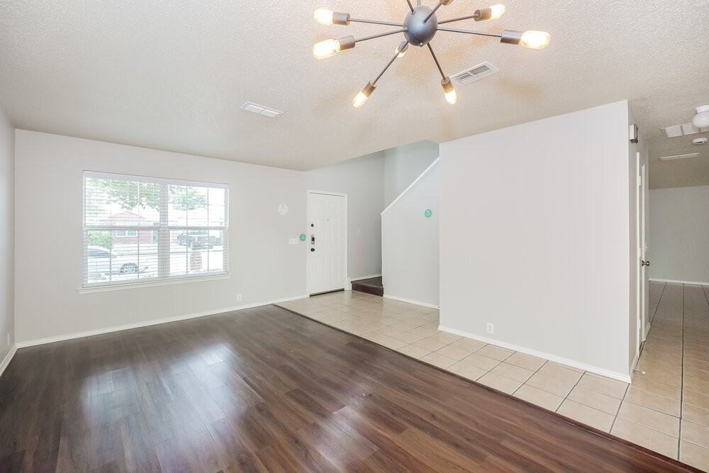 1028 Springcreek Dr - Photo 4 of 17