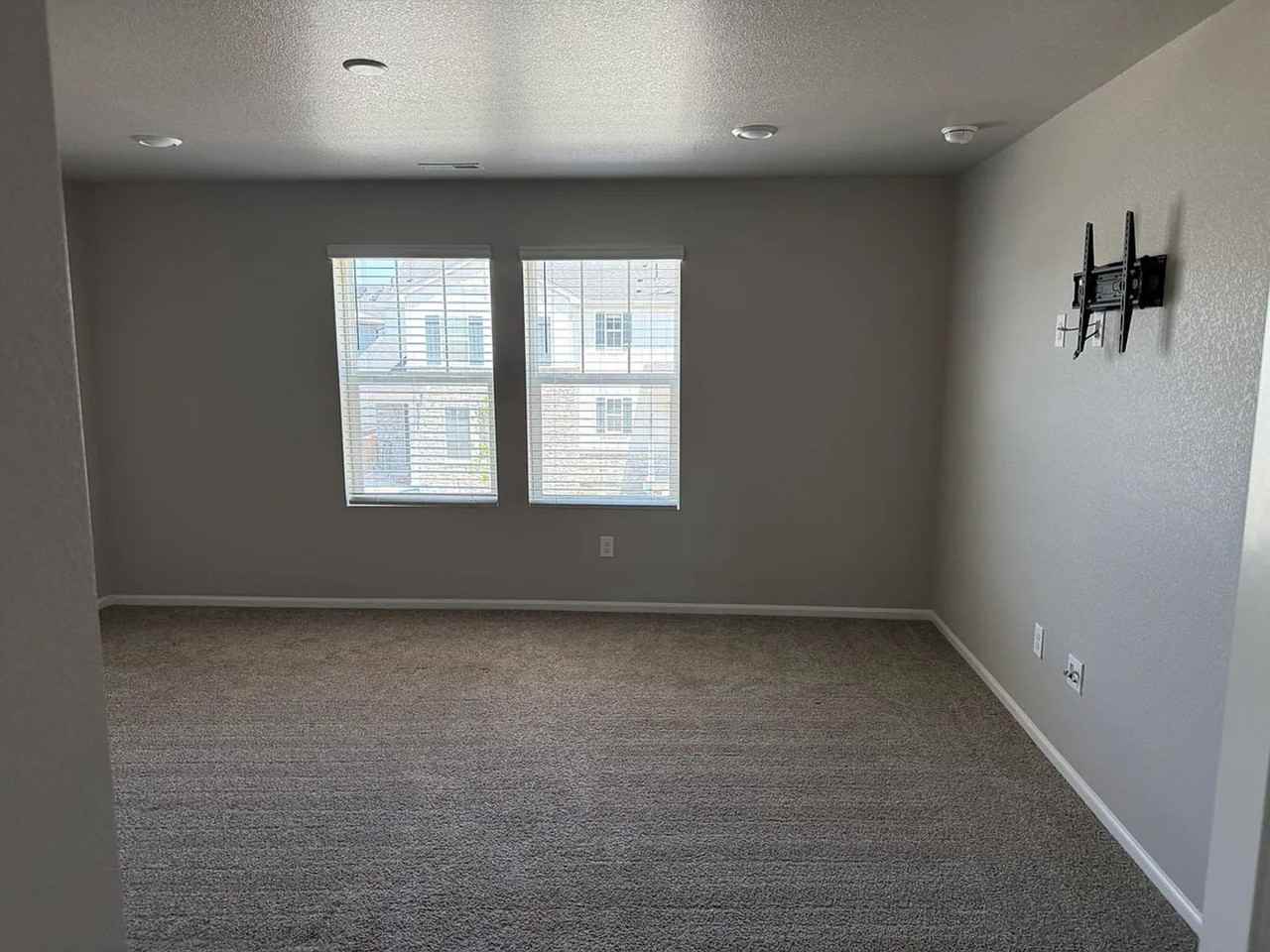 745 N Tempe St - Photo 7 of 18