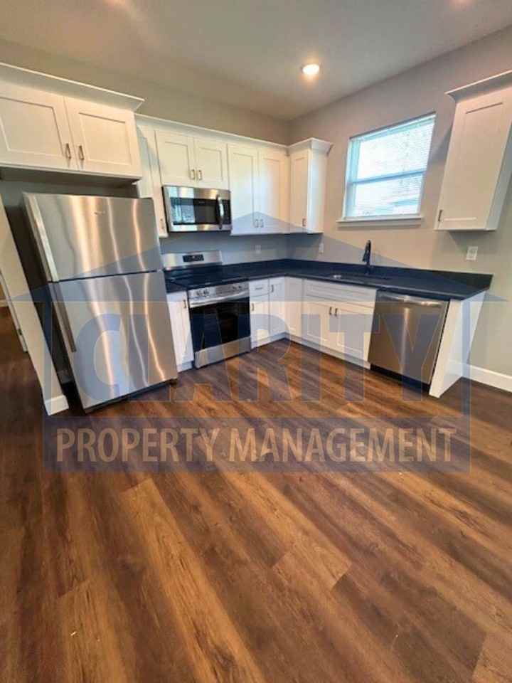 2030 Blythe Ave Se - Photo 5 of 18