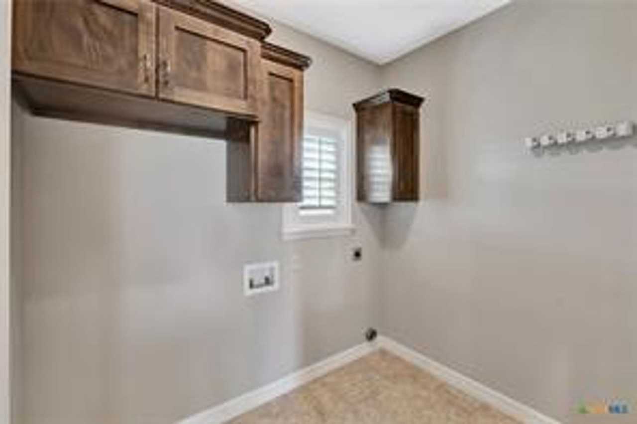 135 Wellspring Boulevard - Photo 3 of 13