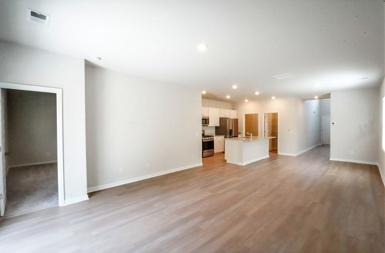 255 Lillian St - Photo 3 of 32