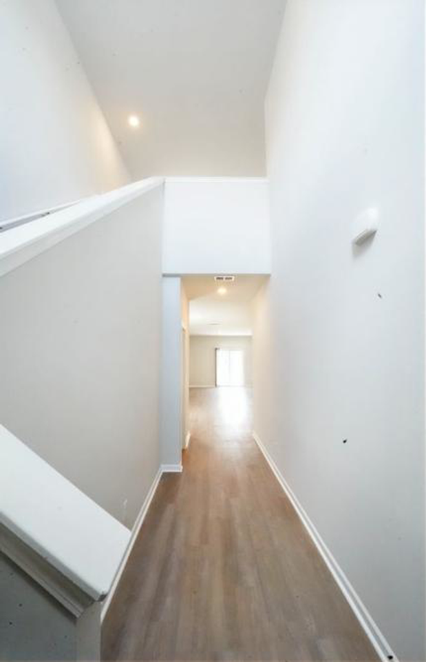 255 Lillian St - Photo 6 of 32