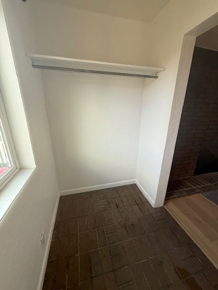 330 Delta St - Photo 3 of 27