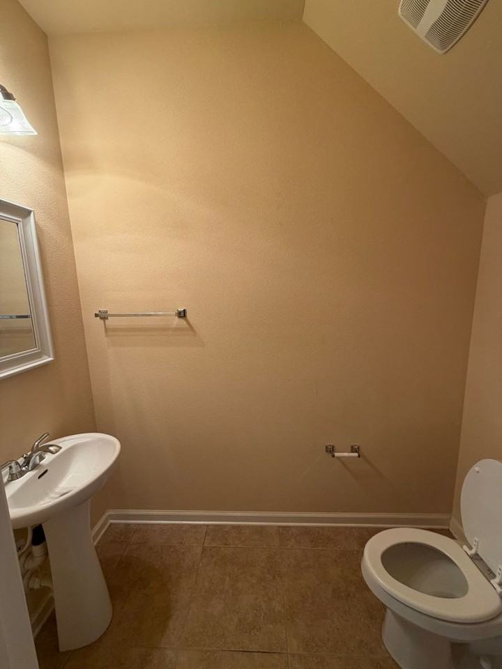 148 Iron Horse Drive West - Photo 3 of 13